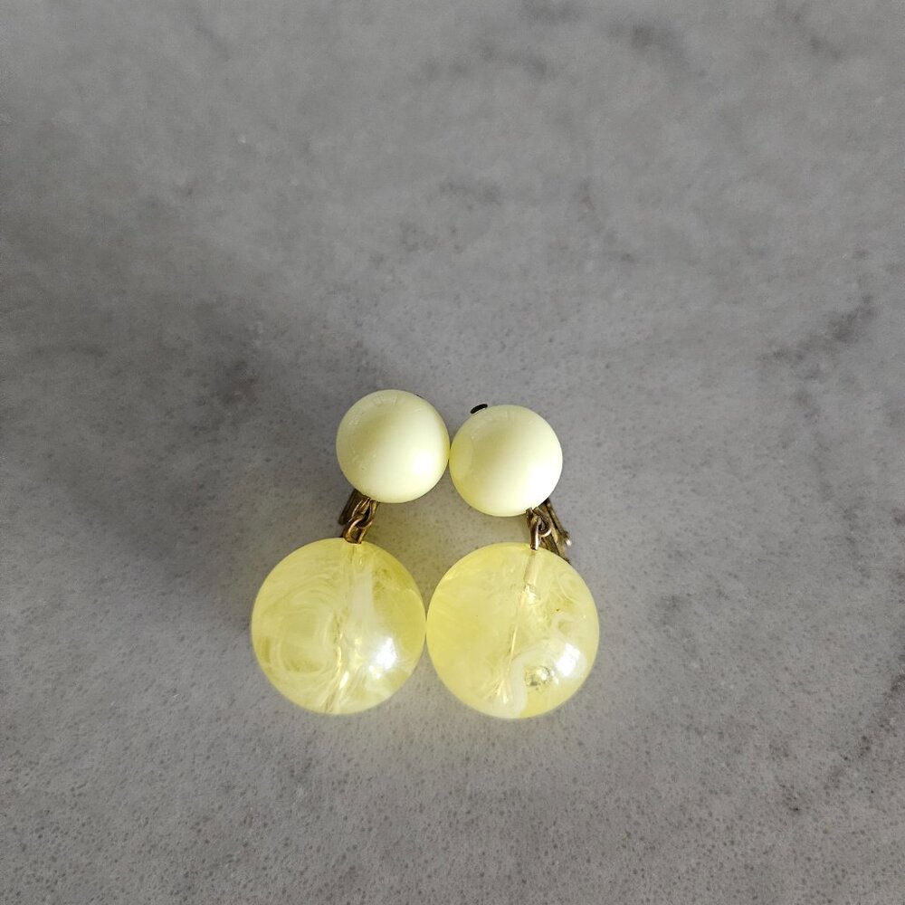 VINTAGE GERMAN YELLOW CLEAR SWIRL MARBLE AND OPAQUE BALL DROP CLIP-ON EARRINGS